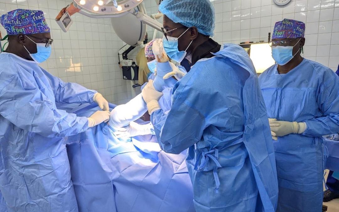 Primera cirugía de prótesis total de rodilla en el Hospital Saint Louis de Senegal con el sistema Genutech DCF de Surgival