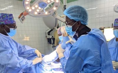 Primera cirugía de prótesis total de rodilla en el Hospital Saint Louis de Senegal con el sistema Genutech DCF de Surgival