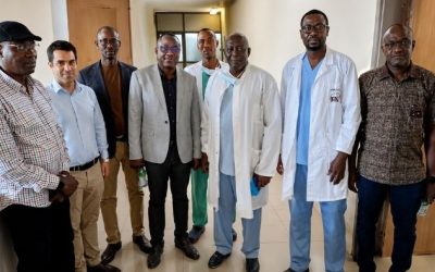 Primera cirugía de prótesis total de rodilla en el Hospital Saint Louis de Senegal con el sistema Genutech DCF de Surgival